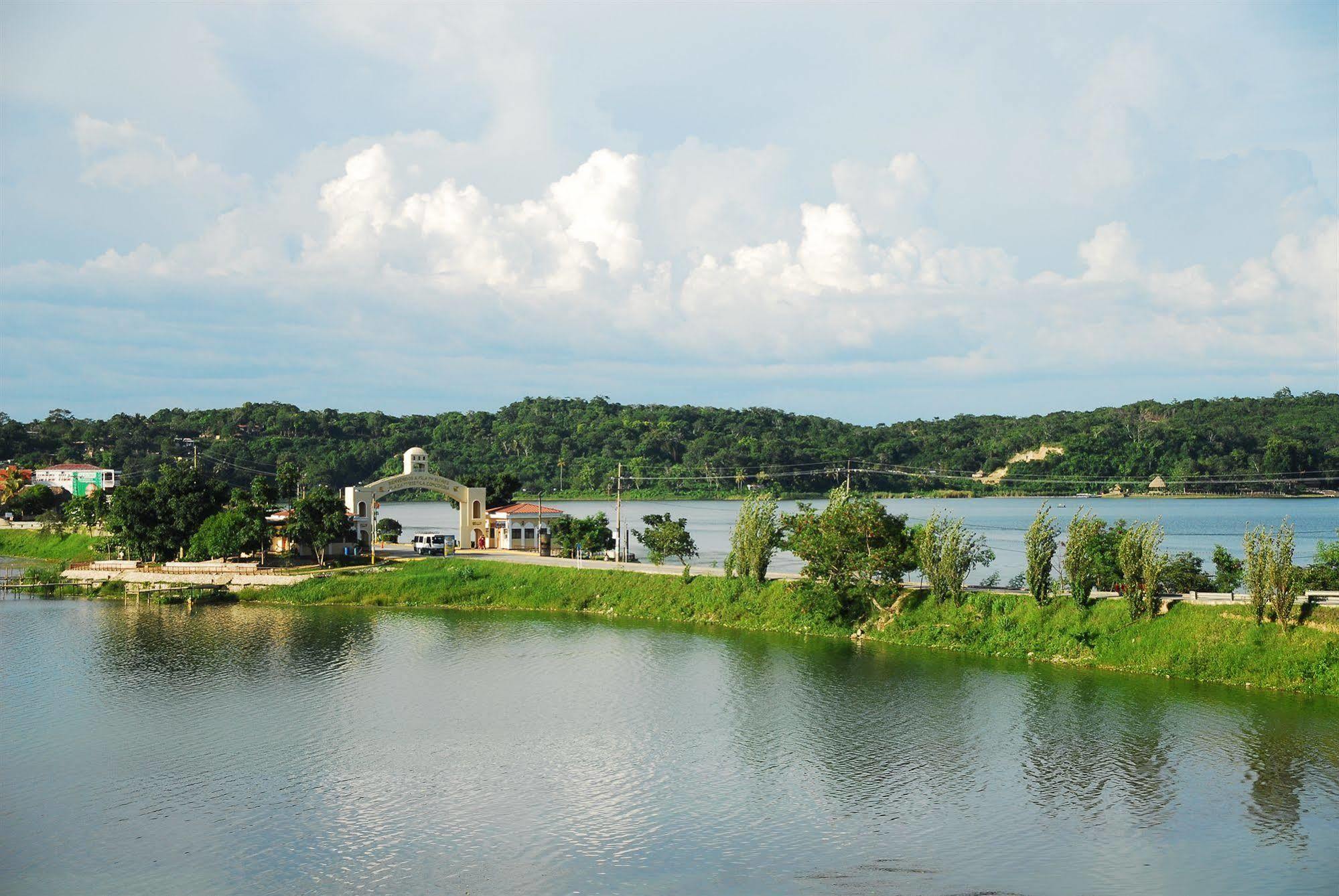 Peten Esplendido Flores Exterior photo