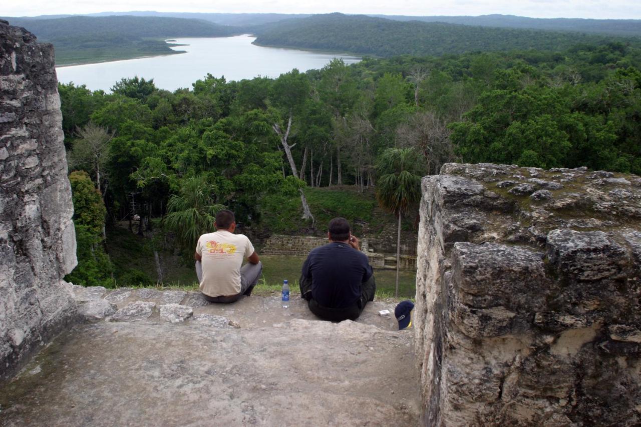 Peten Esplendido Flores Exterior photo